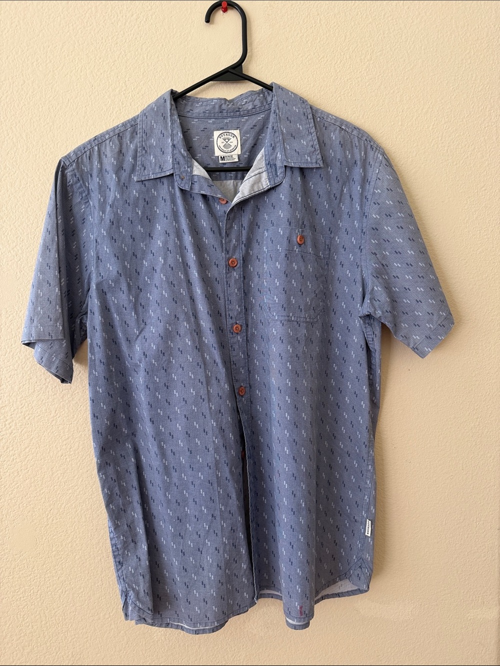 Men's Blue Short-Sleeve Button-Down Shirt with Subtle Pattern